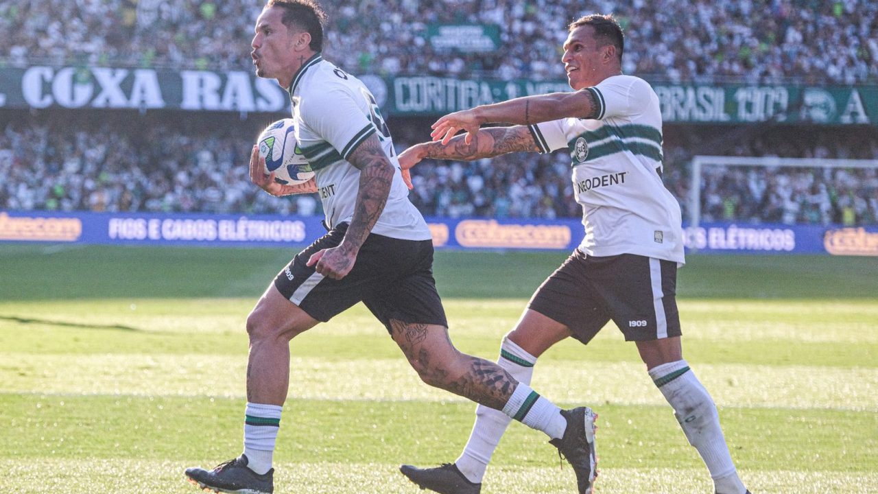 Edu e Robson comemoram gol do Coritiba contra o Flamengo