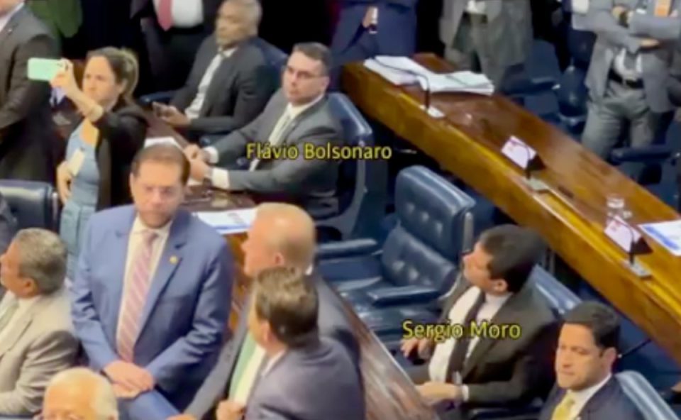 O filho mais velho do ex-presidente Jair Bolsonaro e Sérgio Moro sentaram na mesma fileira - Foto: Reprodução/Redes Sociais