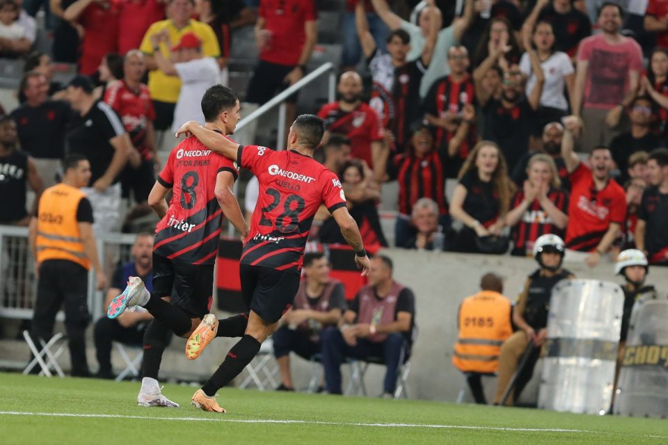 Jogadores do Athletico comemoram gol na Ligga Arena