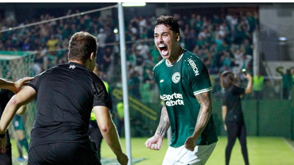 Lucas Halter, ex-Athletico, comemora gol pelo Goiás