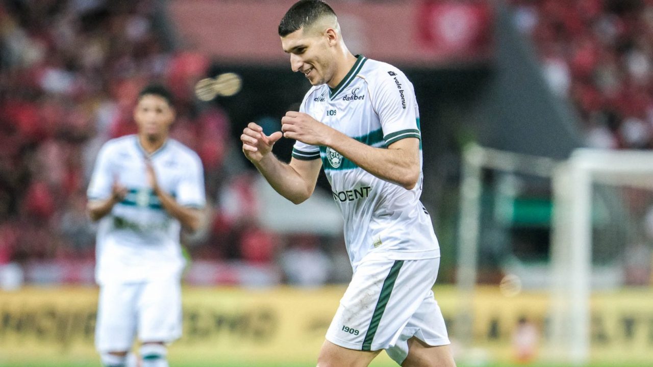 Matheus Bianqui comemora gol pelo Coritiba contra o Internacional