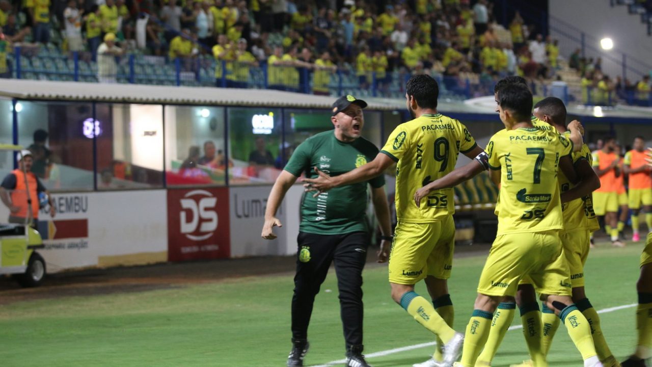 Mozart comemora gol com jogadores do Mirassol