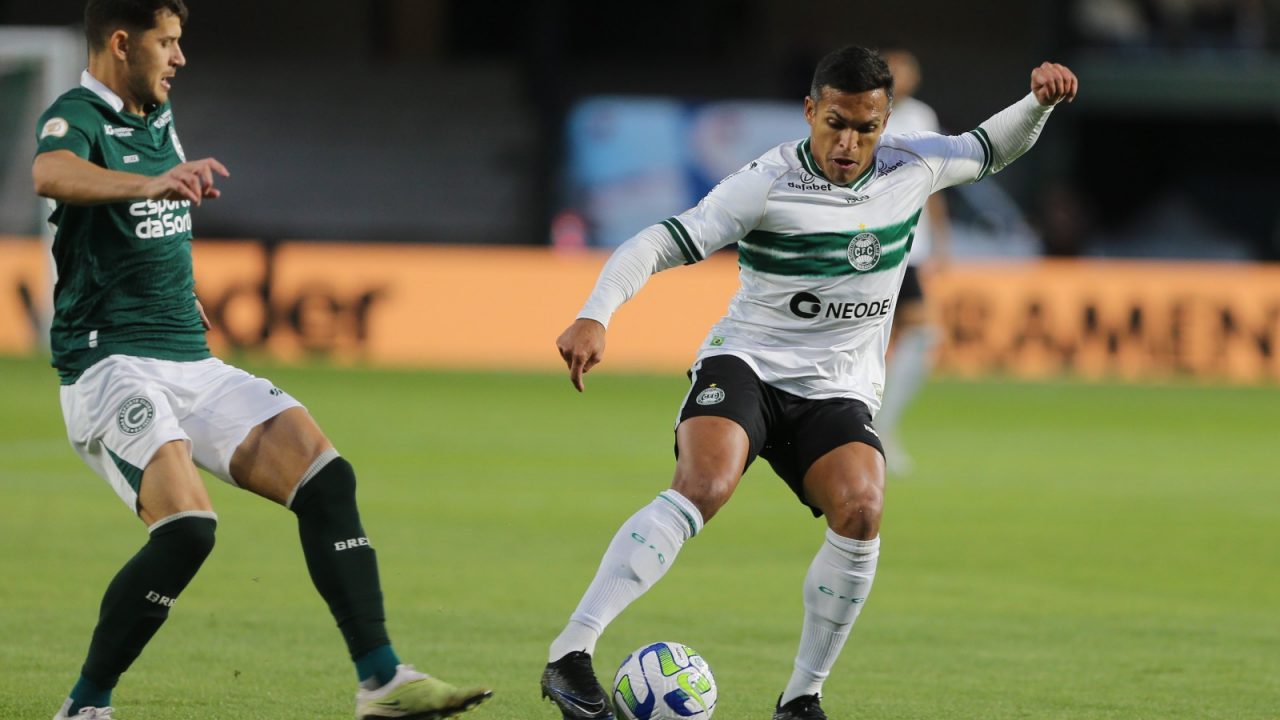 Robson em ação em Coritiba x Goiás, pelo Brasileirão