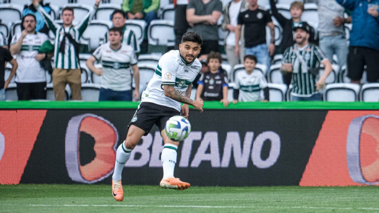 Victor Luis, lateral-esquerdo, está de saída do Coritiba.