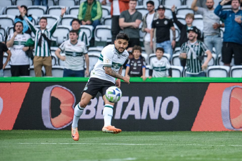 Victor Luis, lateral-esquerdo, está de saída do Coritiba.