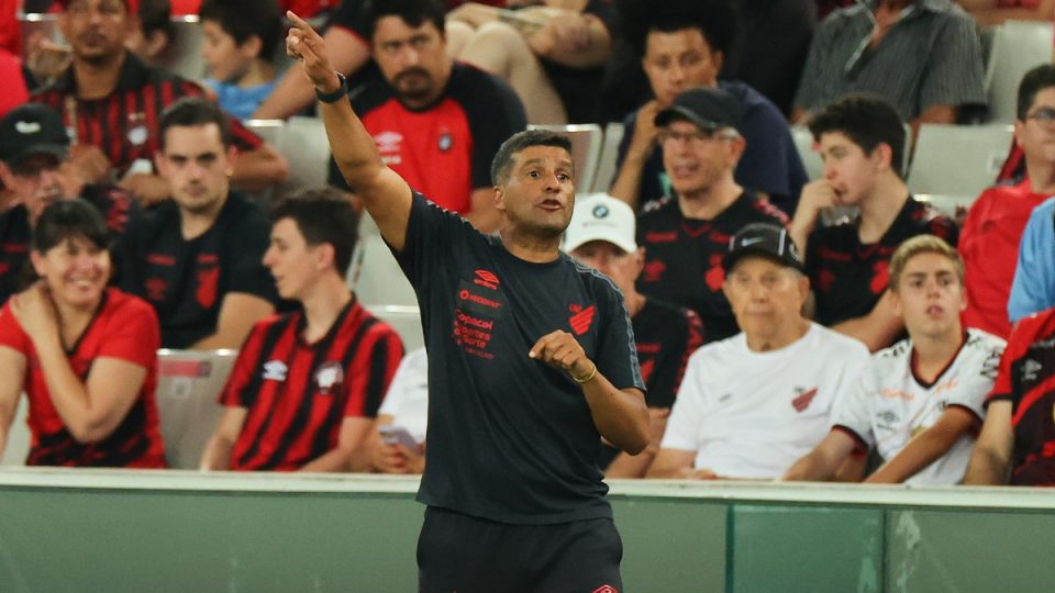 Wesley Carvalho comanda o Athletico no Brasileirão