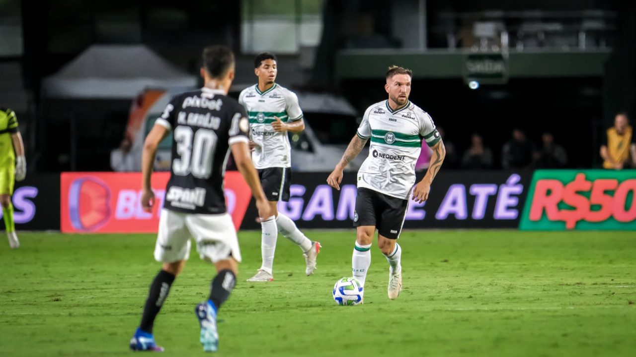 Willian Farias, em ação em Coritiba x Corinthians