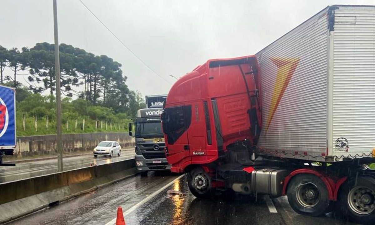 acidente-carreta-celta-br-376-sjp