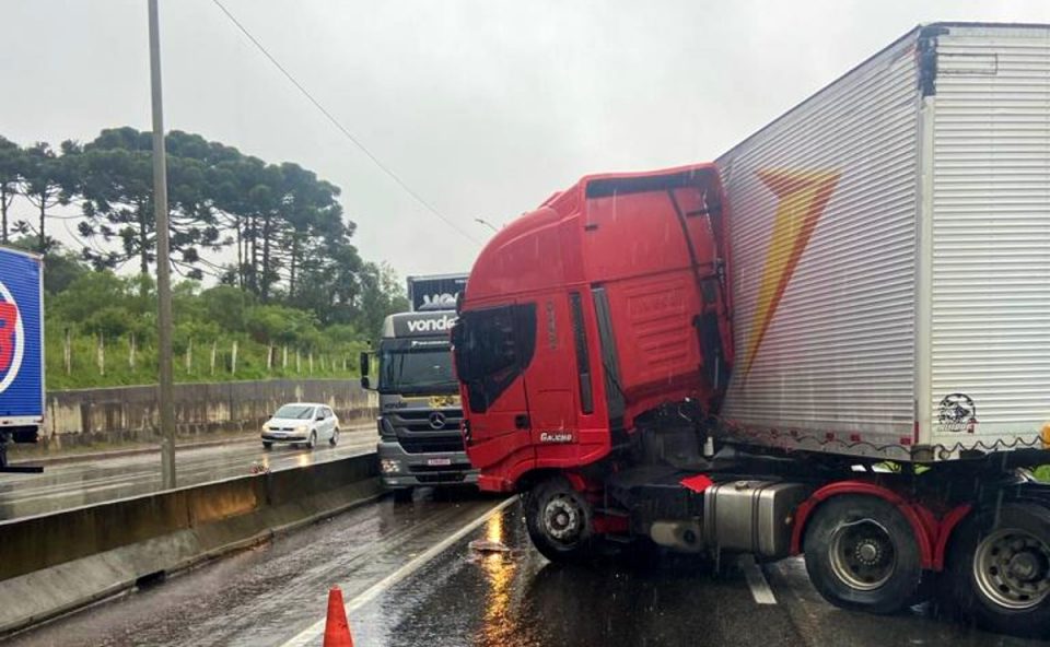 acidente-carreta-celta-br-376-sjp