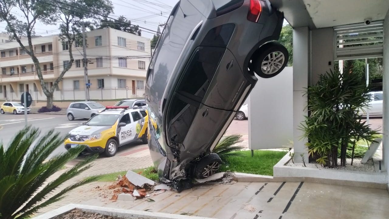 acidente-carro-pendurado-em-loja