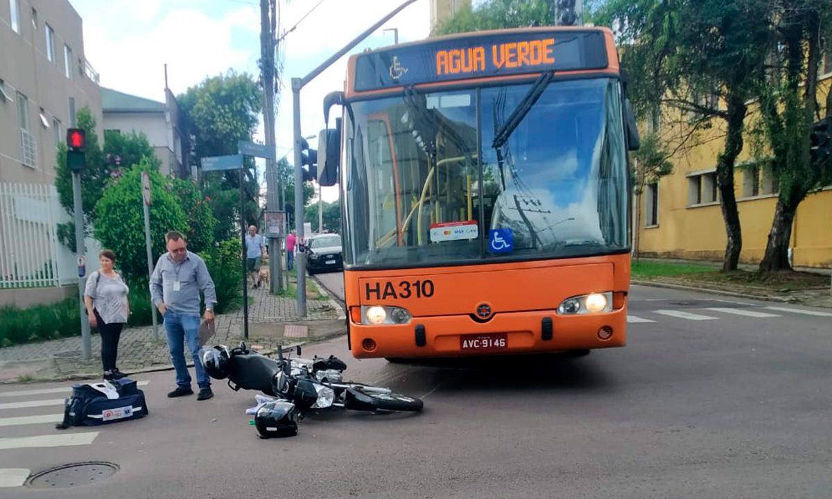acidente-moto-onibus-agua-verde-curitiba-1