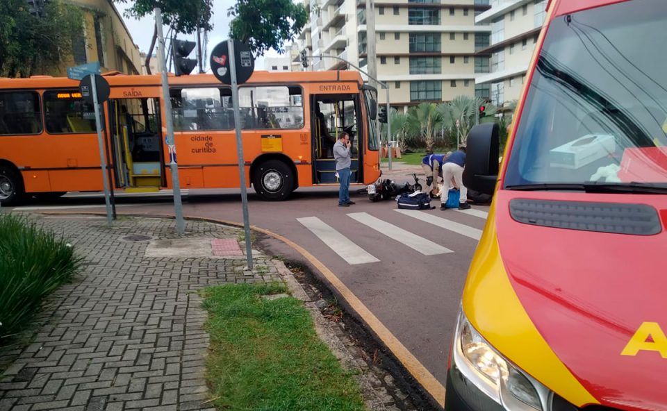 acidente-moto-onibus-agua-verde-curitiba-2
