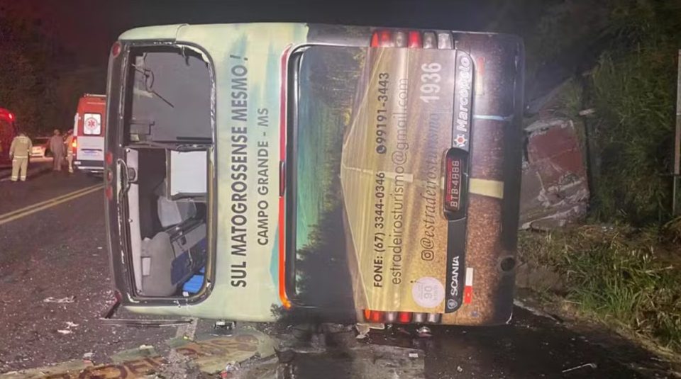 Um acidente que envolveu um ônibus de turismo e dois carros deixou uma pessoa morta e outras 36 mortas, na noite desta sexta-feira (22)