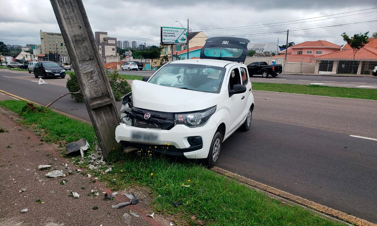 bate-poste-avenida-comendador-franco