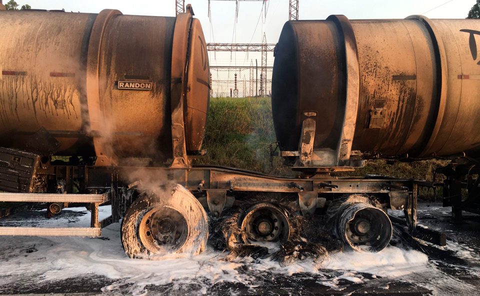 caminhao-tanque-pega-fogo-br-277-orleans-3 – Copia