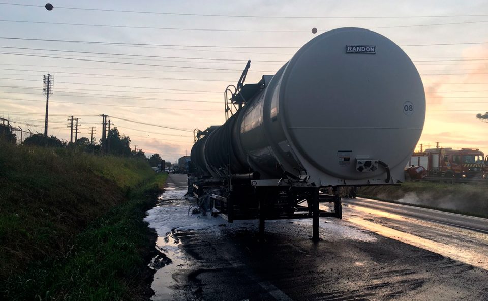 caminhao-tanque-pega-fogo-br-277-orleans-4 – Copia