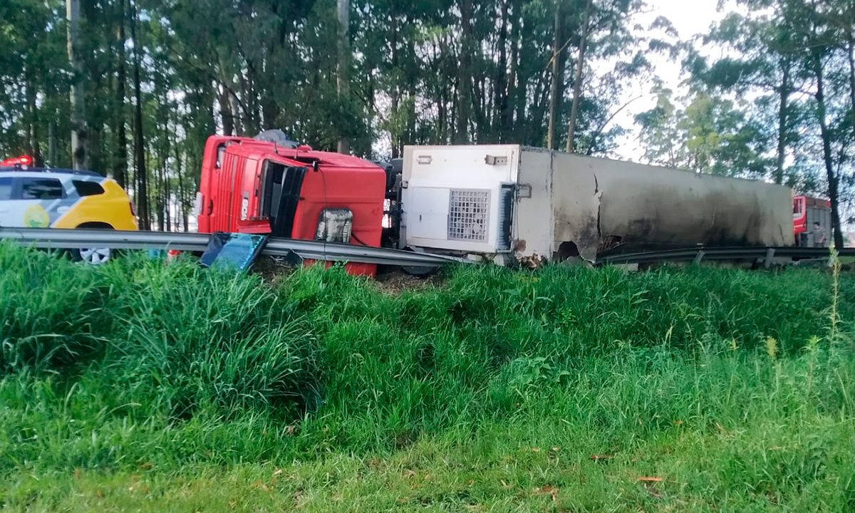 caminhao-tomba-alca-acesso-rodovia-do-xisto-cic-1