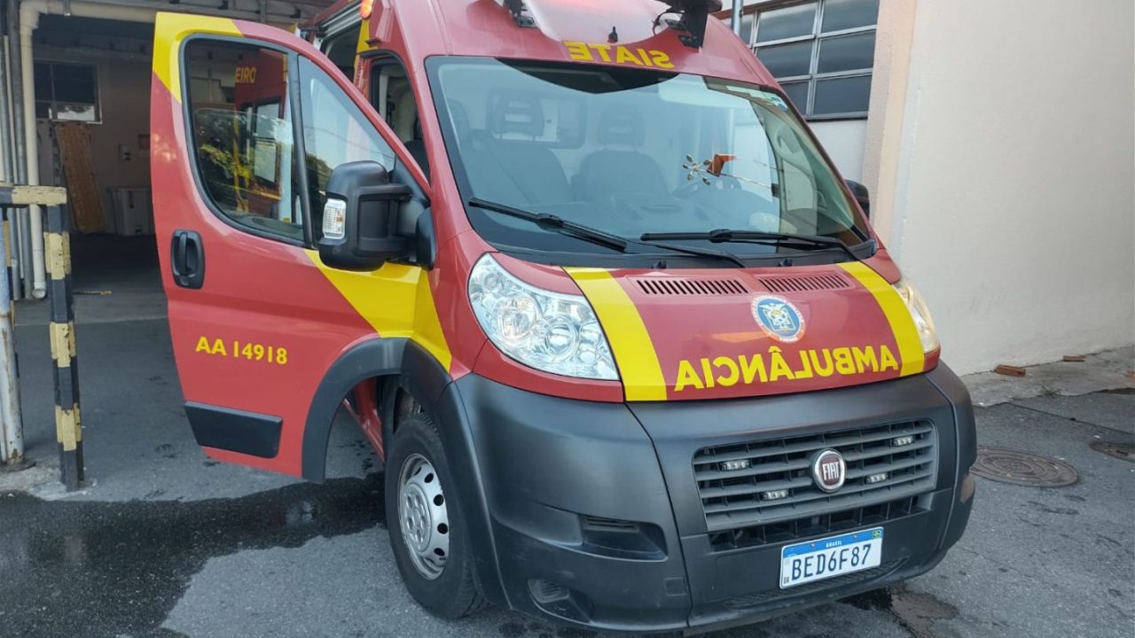 casal bate em poste