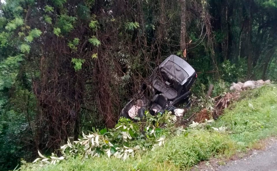 civic-pendurado-roda-arvore-capotamento-br-277-rmc-1