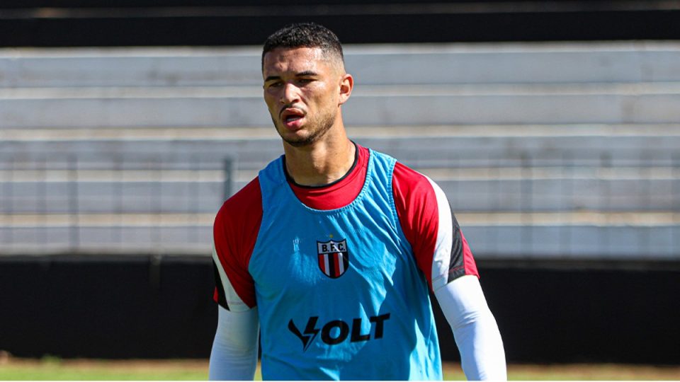 Marcio Silva, zagueiro do Coritiba, com a camisa do Botafogo-SP