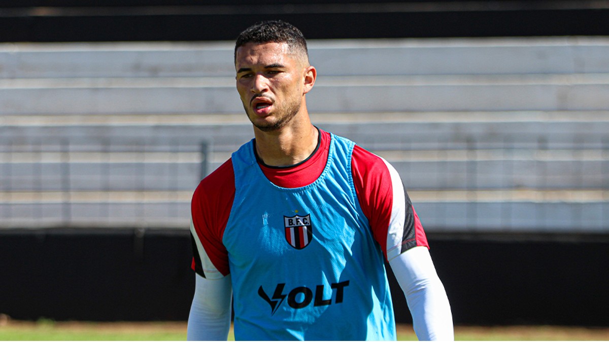 Marcio Silva, zagueiro do Coritiba, com a camisa do Botafogo-SP