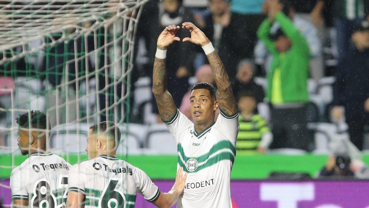 Alef Manga comemora gol pelo Coritiba