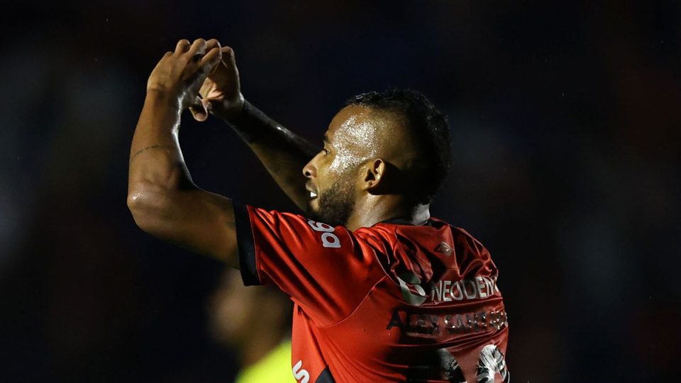 Alex Santana comemora gol em Athletico x Andraus