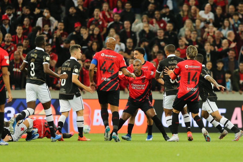 Lance de Athletico x Vasco, pelo Brasileirão