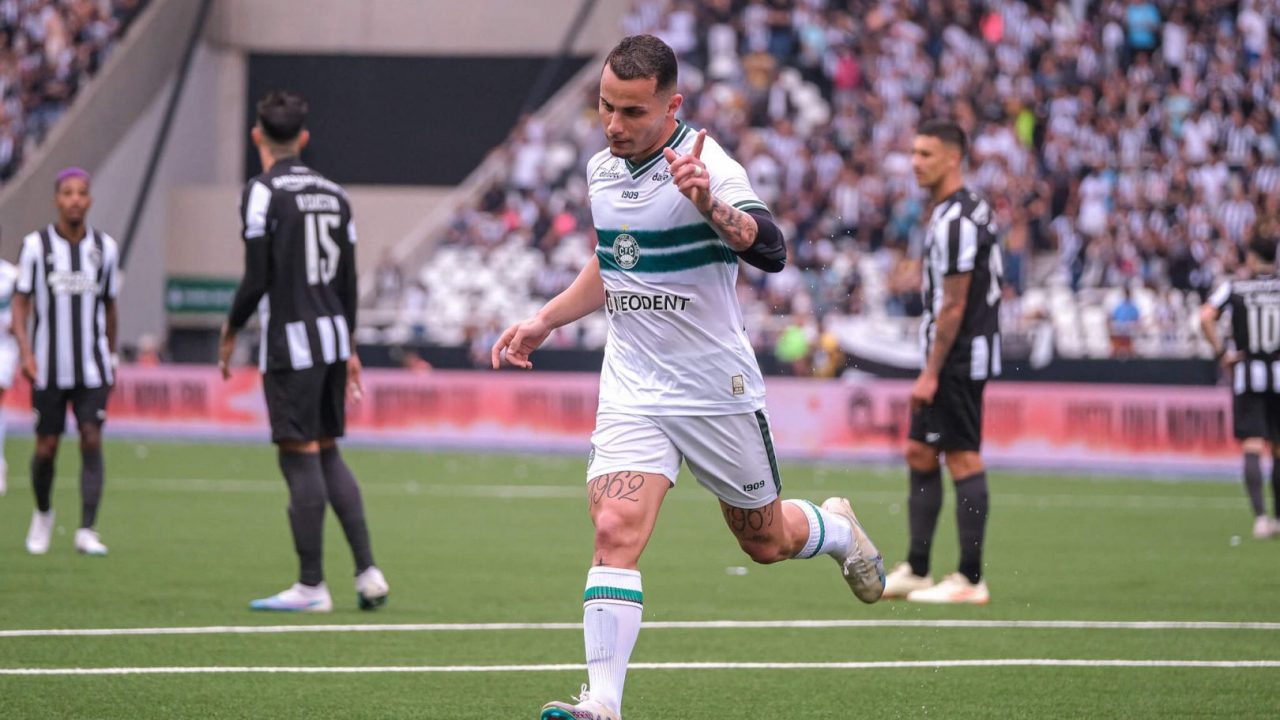 Bruno Gomes comemora gol do Coritiba sobre o Botafogo