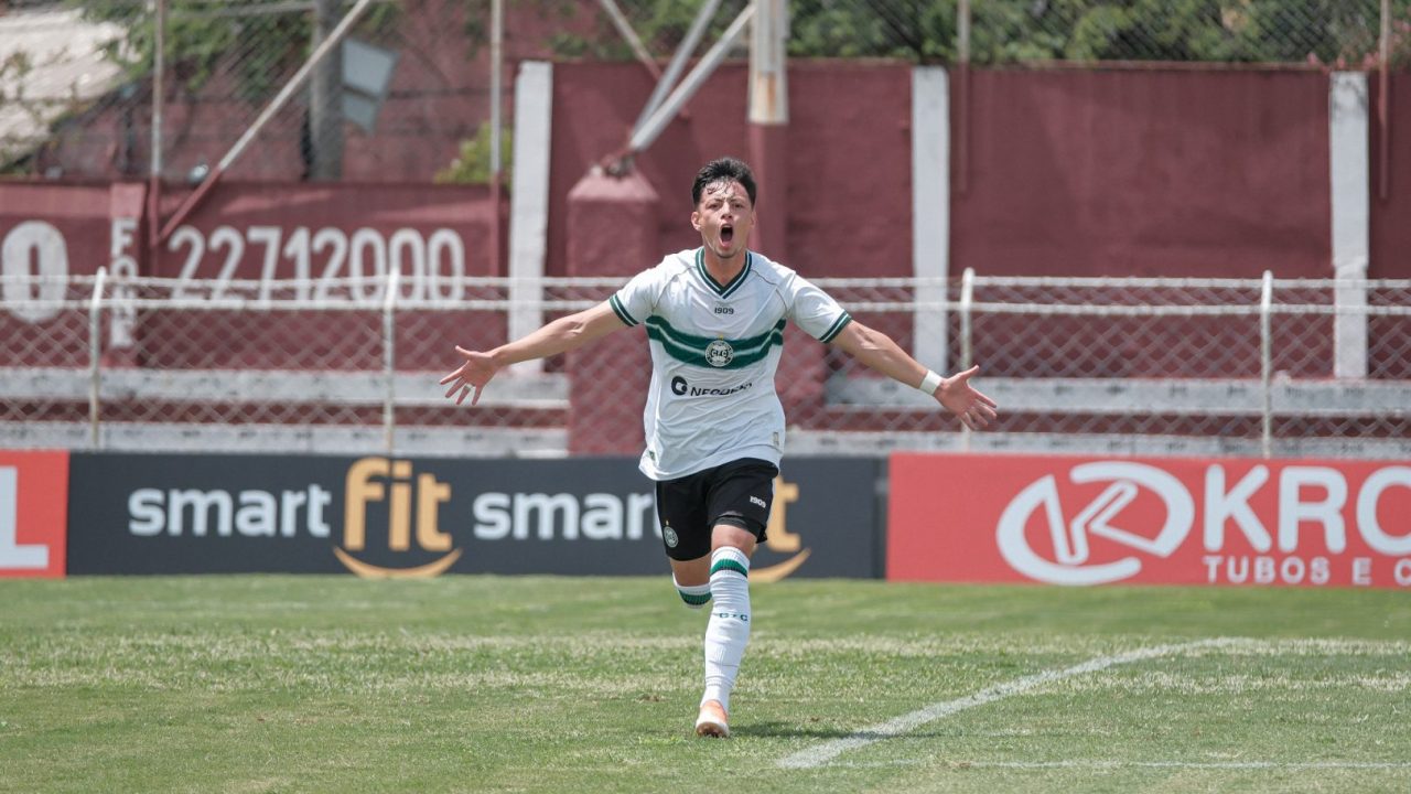 Coritiba comemora gol na estreia na Copinha