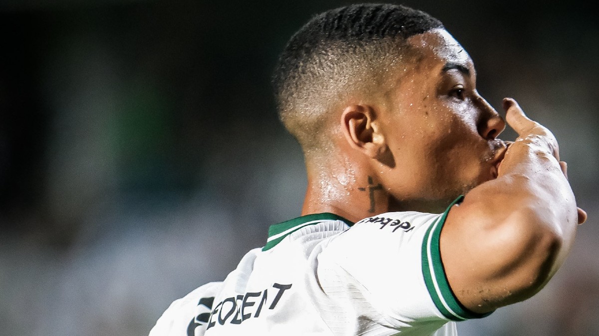 Eberth comemora gol pelo Coritiba