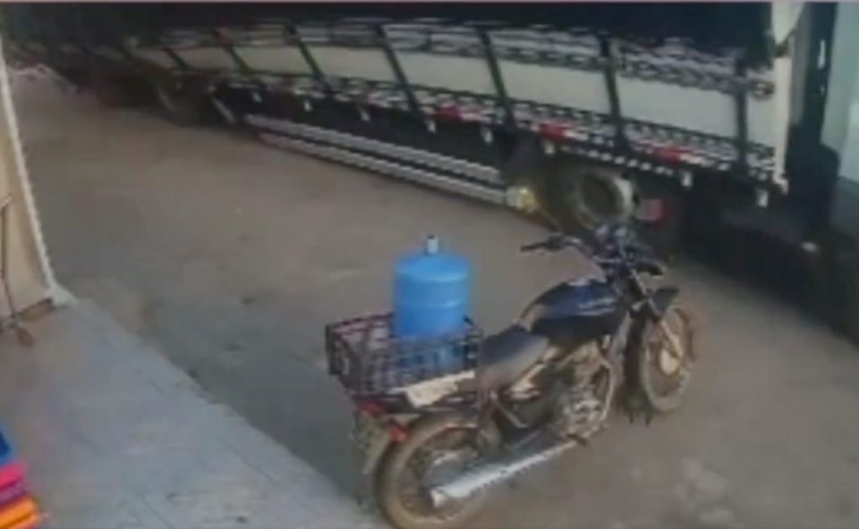 Carreta tomba logo após o motociclista estacionar a moto - Foto: Reprodução/Câmera de Segurança