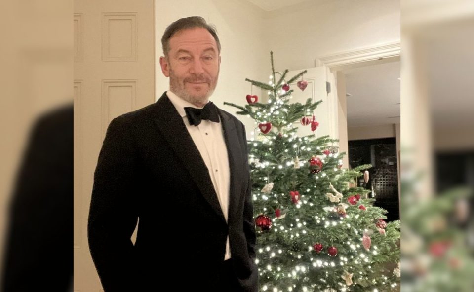 Conhecido por ter interpretado Lúcio Malfoy na saga "Harry Potter", Jason Isaacs estará no elenco da nova temporada de "The White Lotus" - Foto: Reprodução/Redes Sociais