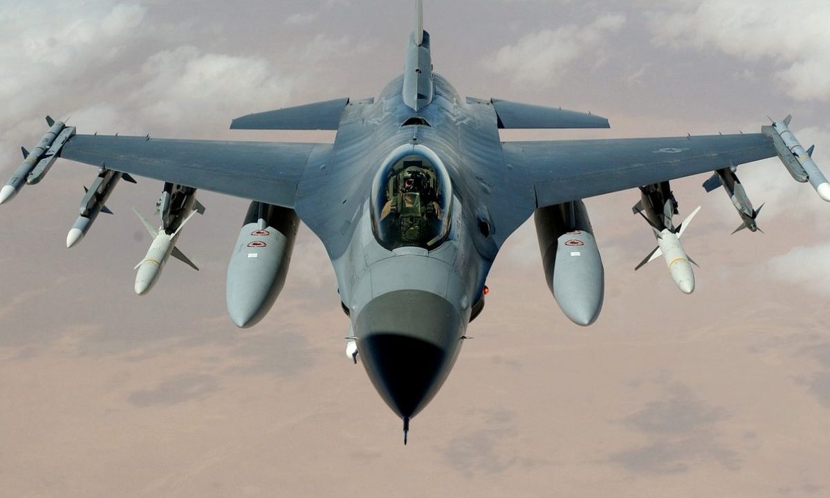 O F-16 foi também um sucesso industrial e político, sendo o primeiro caça multinacional americano - Foto ilustrativa: Pixabay