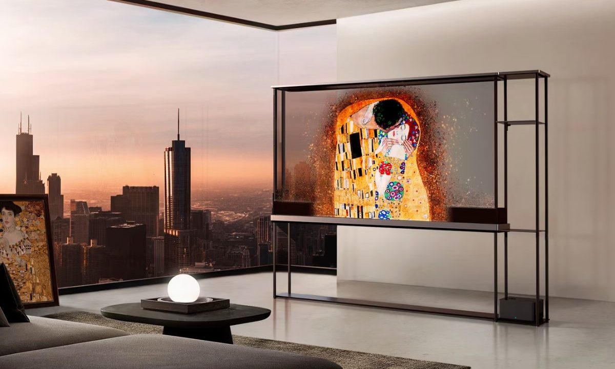 Segundo a marca, a tela transparente permite que os usuários coloquem a TV no meio da sala para funcionar como um divisor de ambientes ou apoiá-la contra a janela sem bloquear a visão externa - Foto: Divulgação/LG