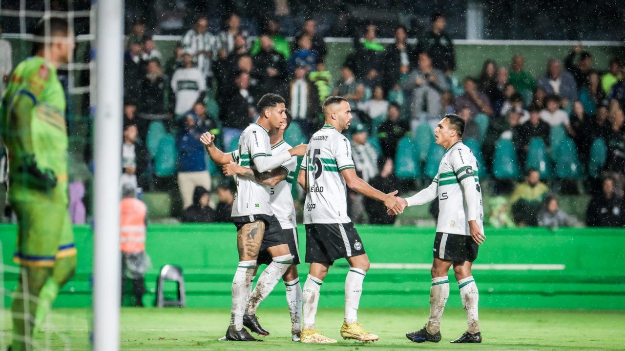 Jogadores do Coritiba comemoram gol contra o São Joseense