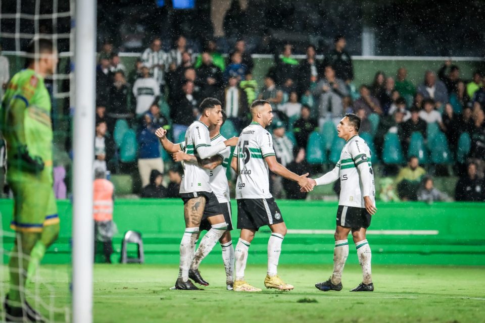 Jogadores do Coritiba comemoram gol contra o São Joseense