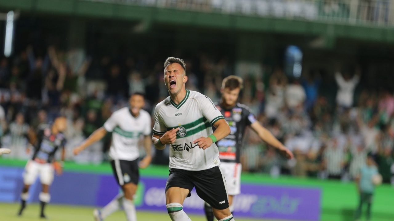 Matheus Frizzo comemora gol em Coritiba x Operário