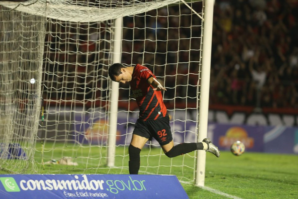 Pablo comemora gol pelo Athletico contra o Andraus