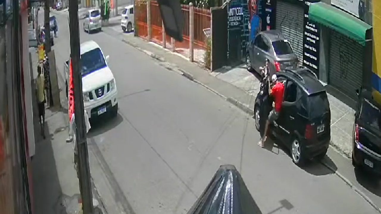 pai-e-filho-atropelados-piraquara-mercedes-classe-a