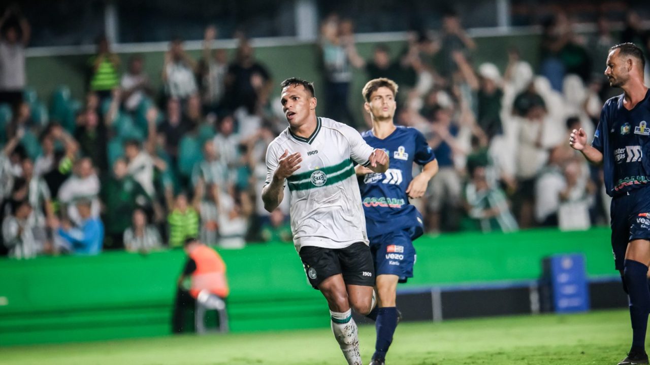 Robson comemora gol pelo Coritiba contra o PSTC