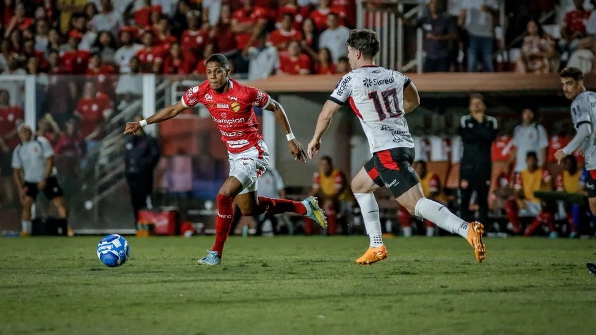 Rodrigo Gelado, novo reforço do Coritiba, em ação pelo Vila Nova