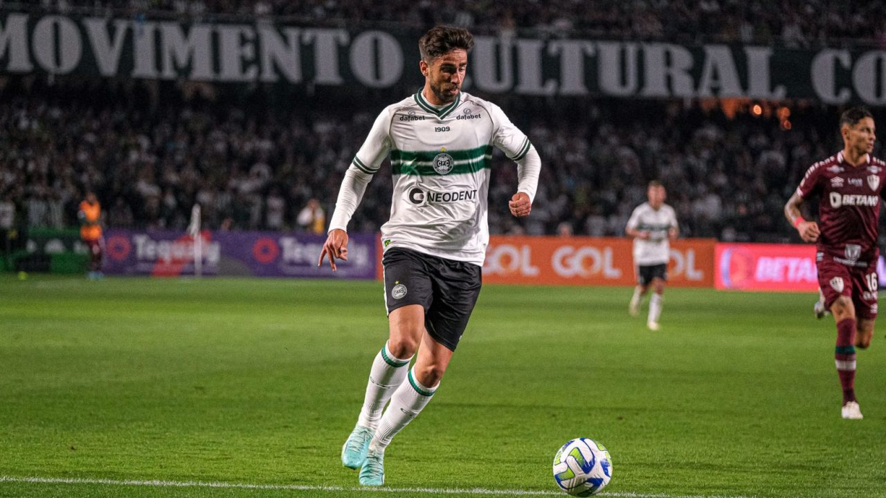 Rodrigo Pinho em ação em Coritiba x Fluminense