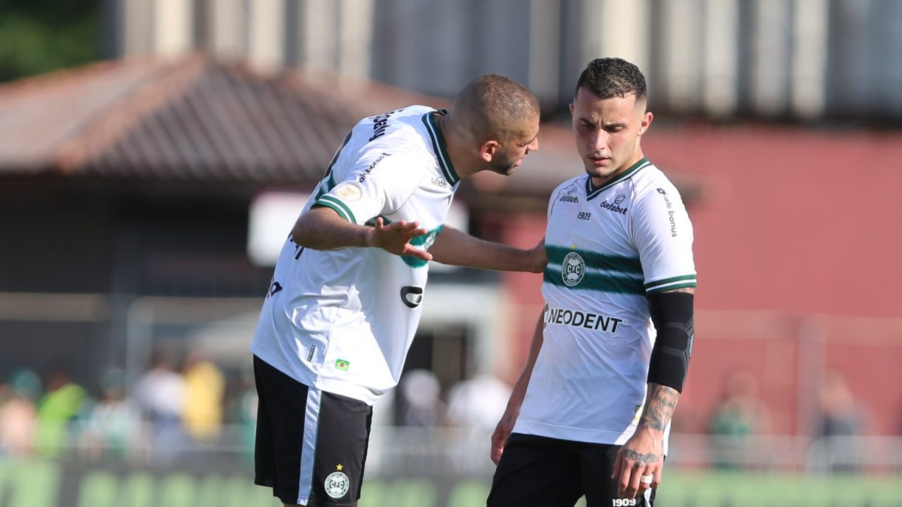 Slimani e Bruno Gomes em ação pelo Coritiba