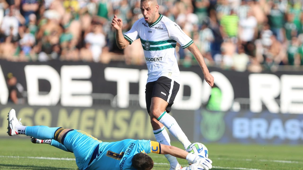 Slimani em ação pelo Coritiba