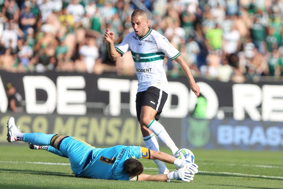 Slimani em ação pelo Coritiba