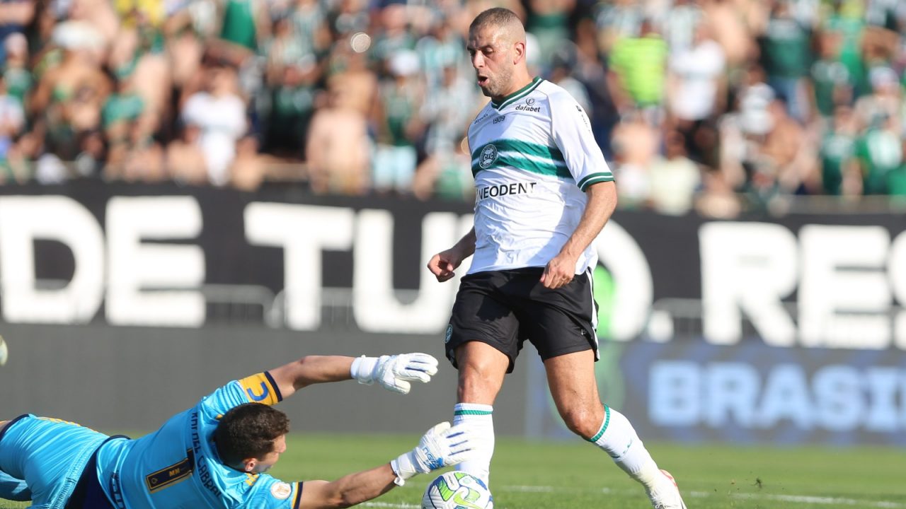 Slimani em ação em Coritiba x Cruzeiro