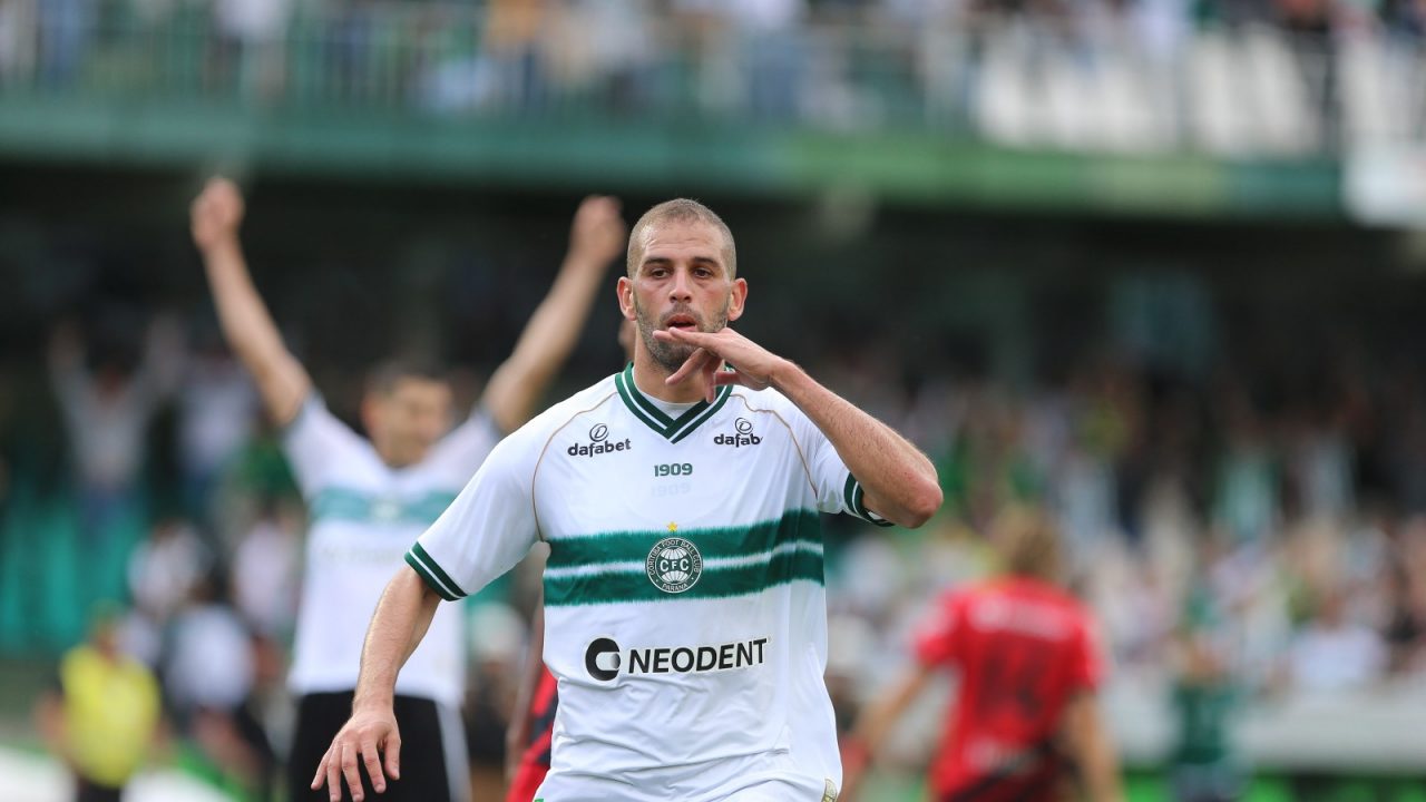Slimani comemora gol do Coritiba contra o Athletico