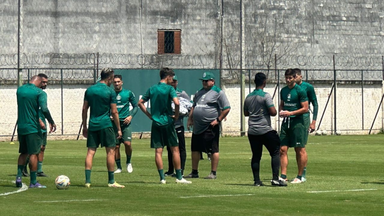 Guto Ferreira orienta jogadores em treino do Coritiba