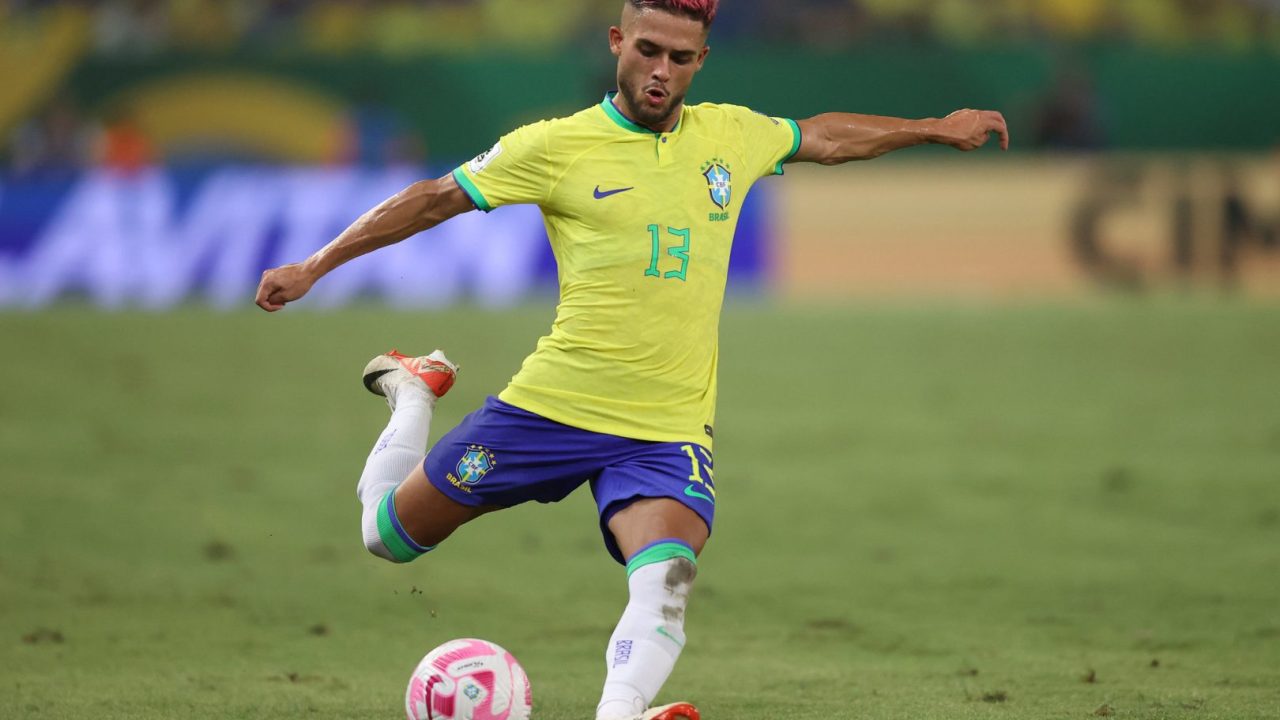 Yan Couto, lateral revelado pelo Coritiba, em ação pela seleção brasileira